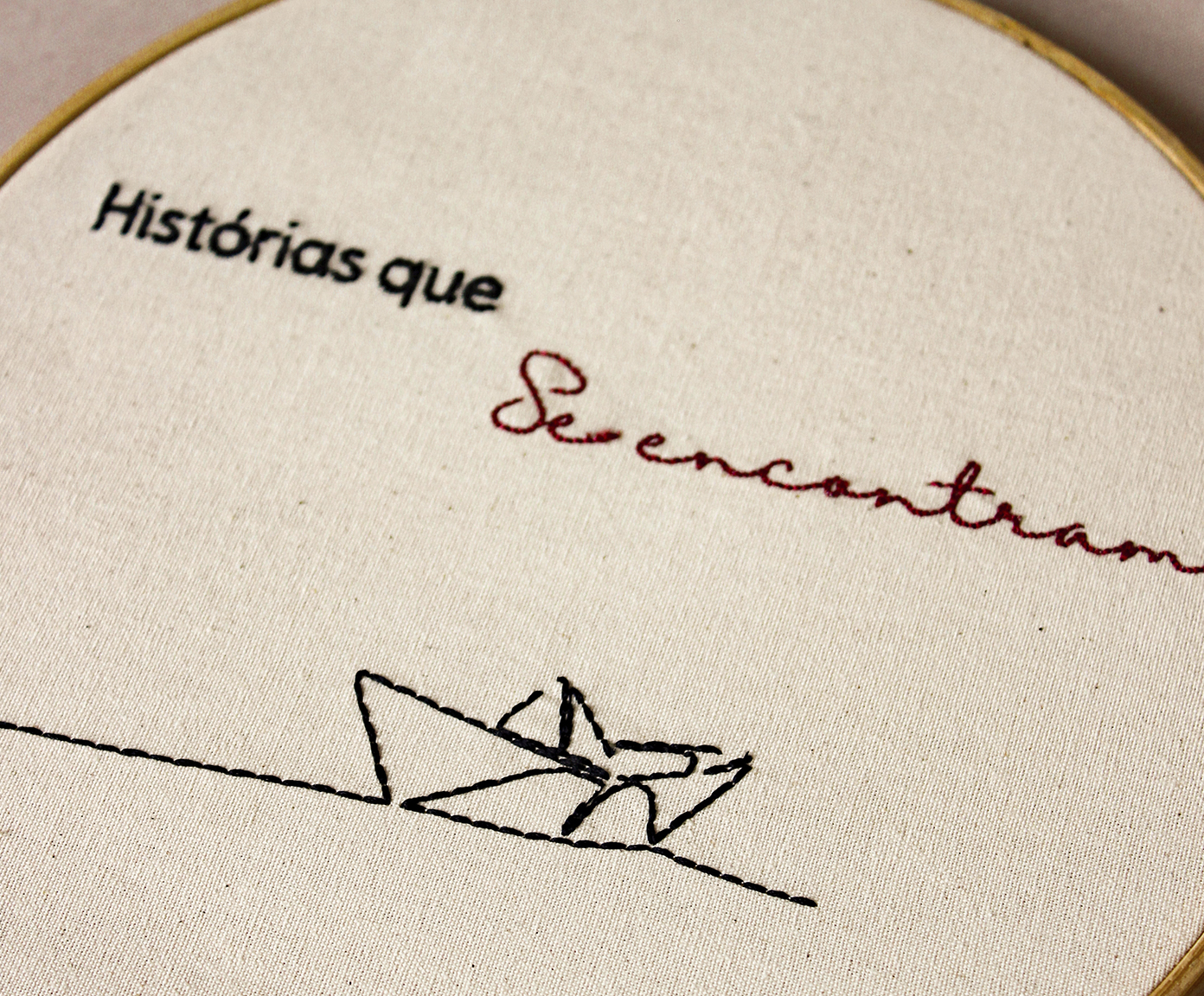 Bordado Decorativo "Hist&oacute;rias Que Se Encontram" - image 1