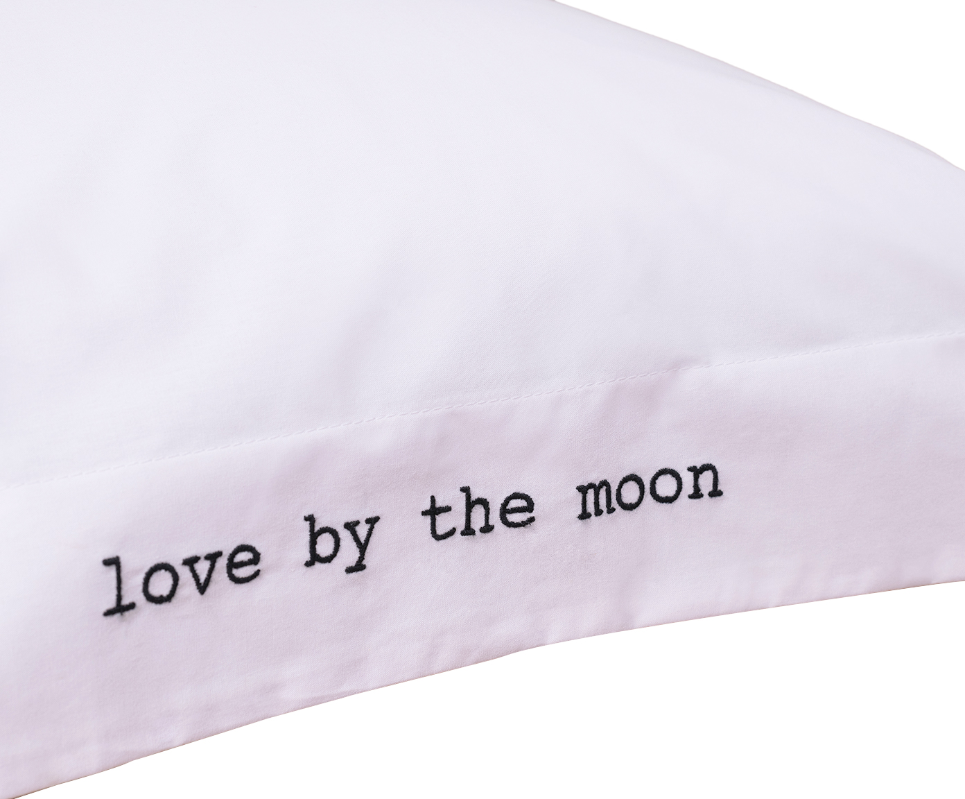 Fronha Bordada "Love By The Moon" Branca e Preta 200 Fios image number 2