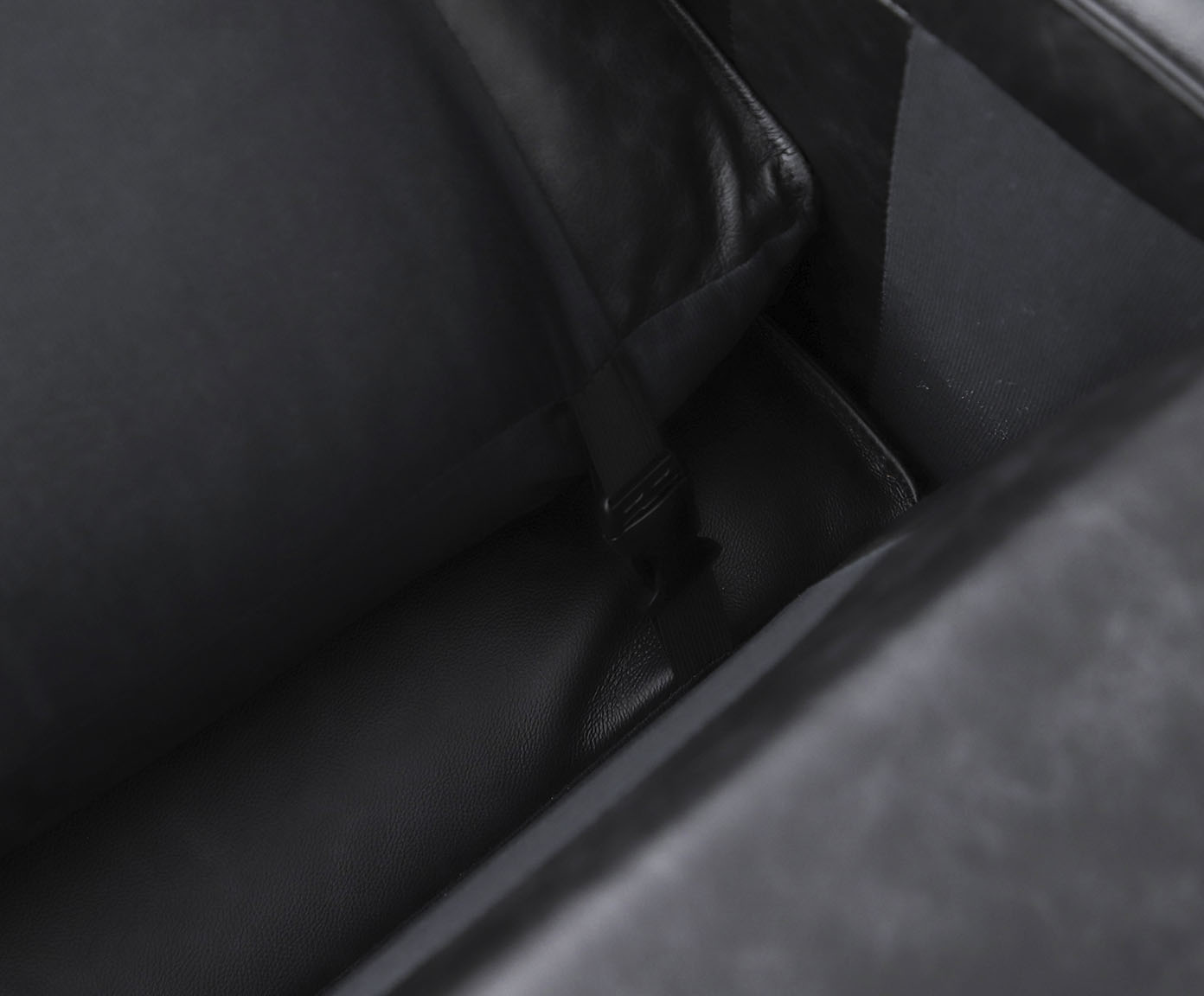 Poltrona em Couro Ettore - Preto image number 8