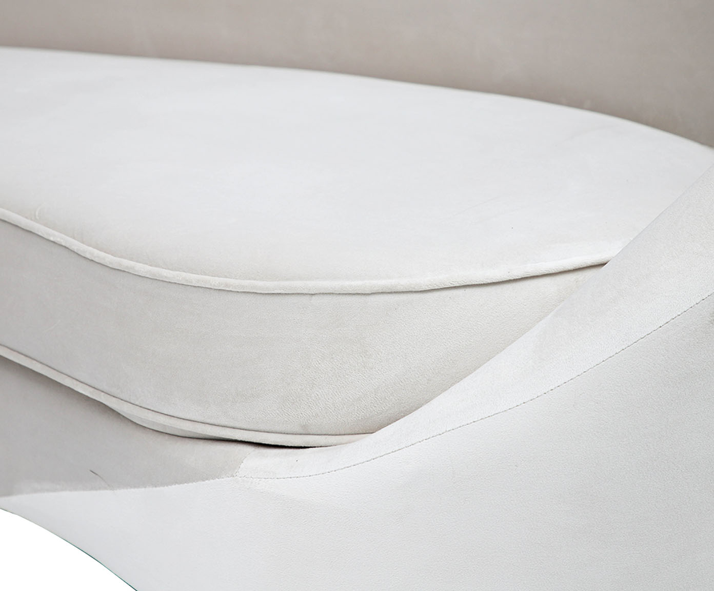 Sof&aacute; em Veludo Jayne com P&eacute;s Dourados - Off White image number 10