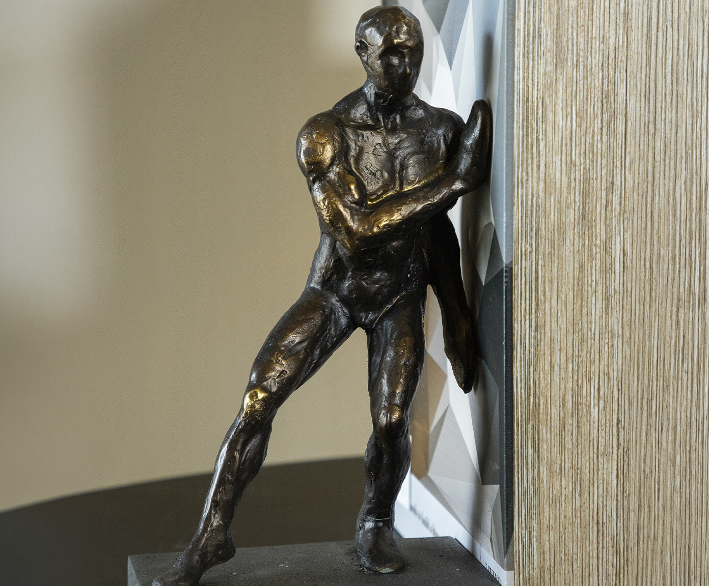 Porta Livros em Resina Homens Bronze - image 1