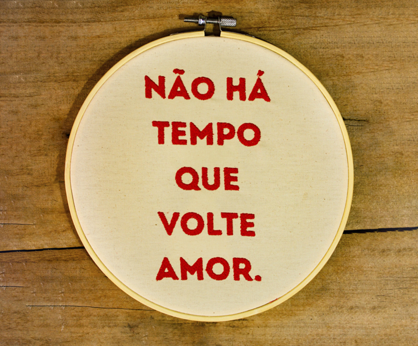 Bordado Decorativo "N&atilde;o H&aacute; Tempo que Volte Amor" - image 1
