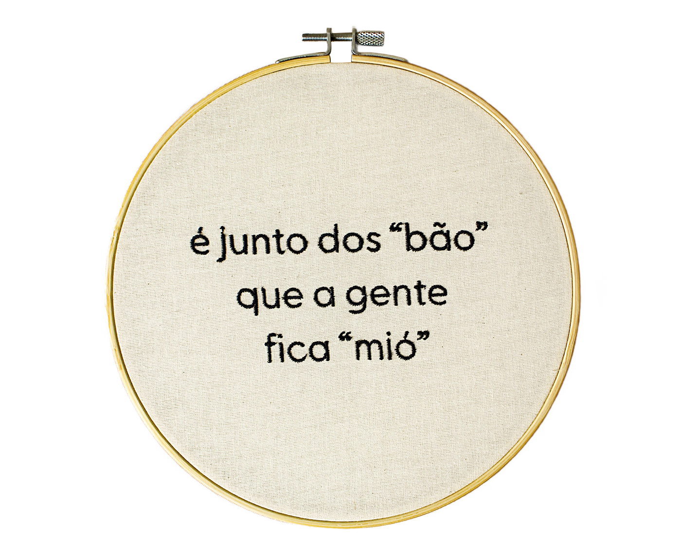 Bordado Decorativo "&Eacute; Junto dos B&atilde;o" - image 0