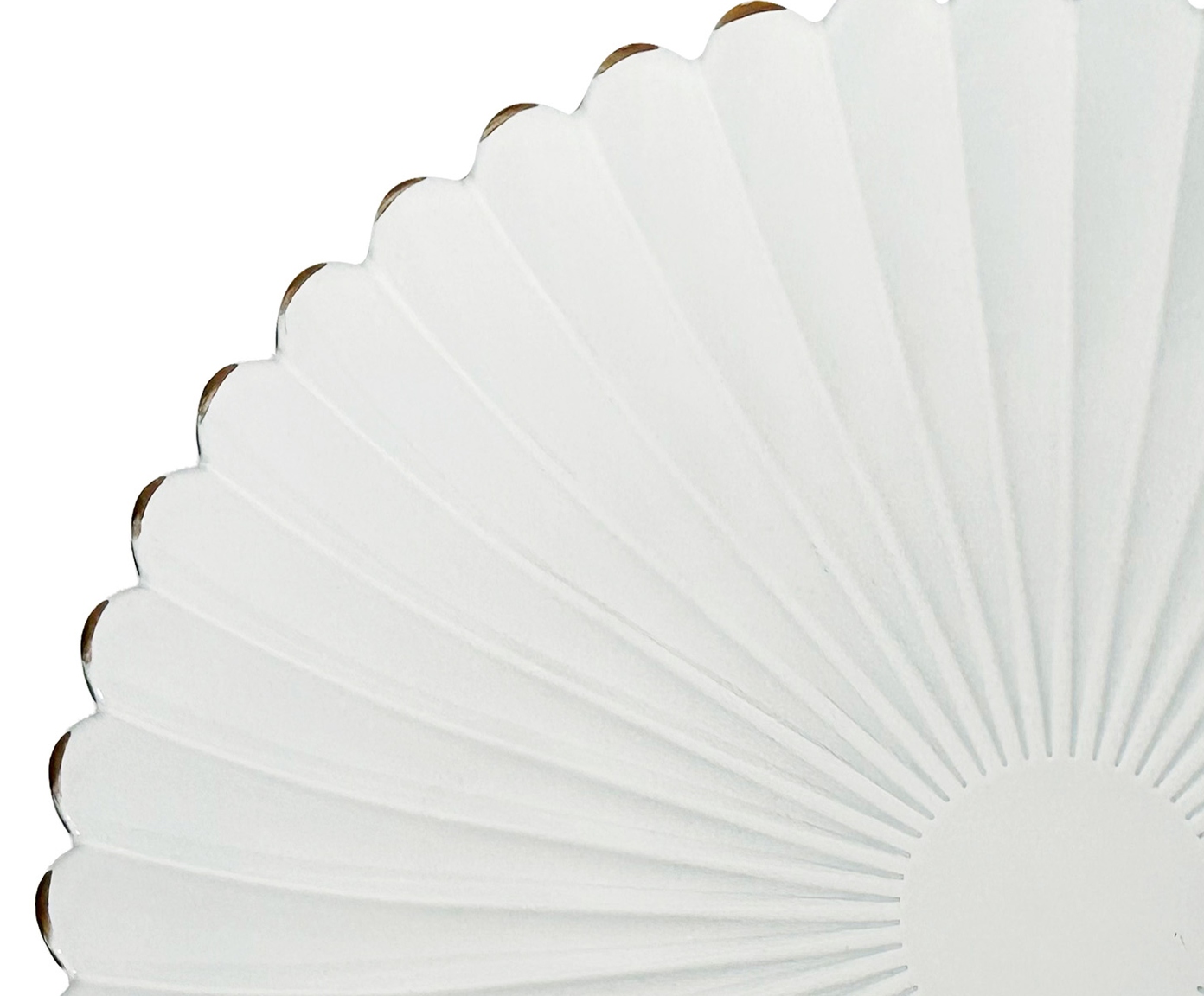 Sousplat branco com filado dourado - image 1