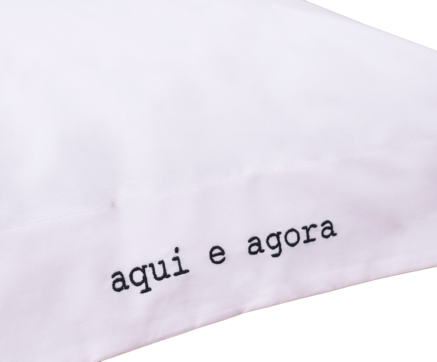 Fronha Bordada "Aqui e Agora" Branca e Preta 200 Fios image number 2