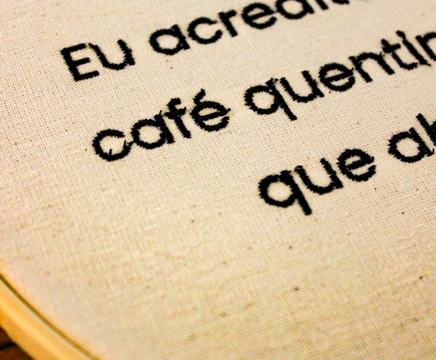 Bordado Decorativo "Caf&eacute; Quentinho e Dias que Abra&ccedil;am" image number 4