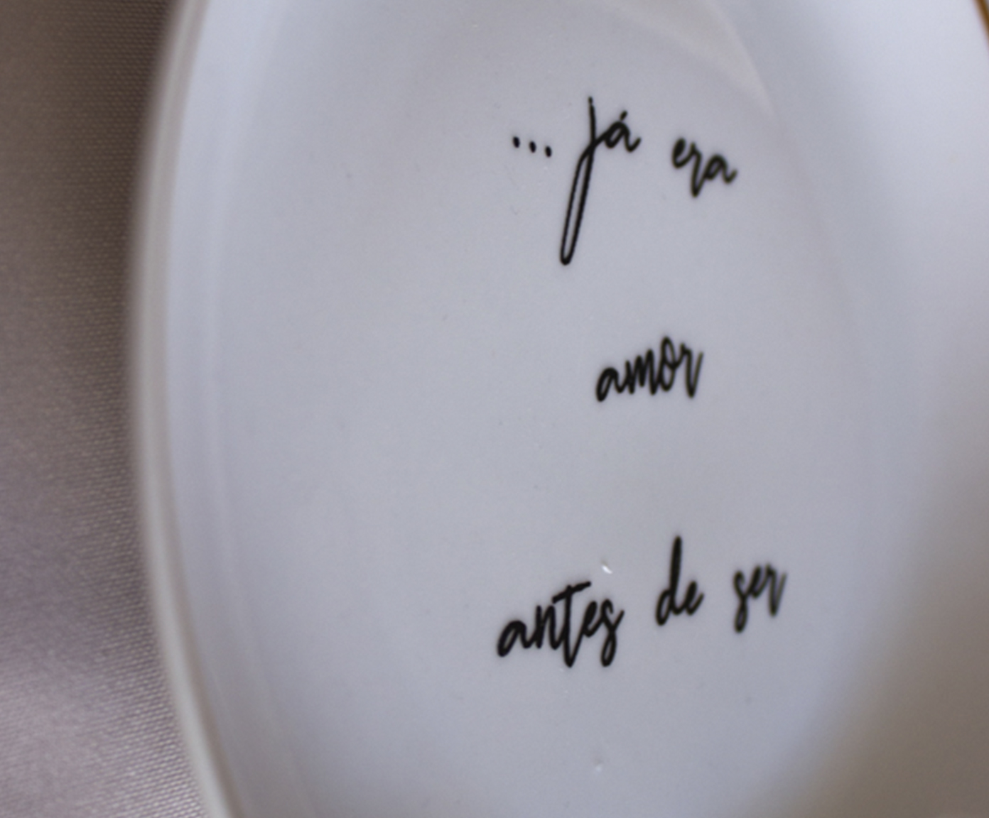 Prato Decorativo "J&aacute; Era Amor Antes De Ser" - image 1